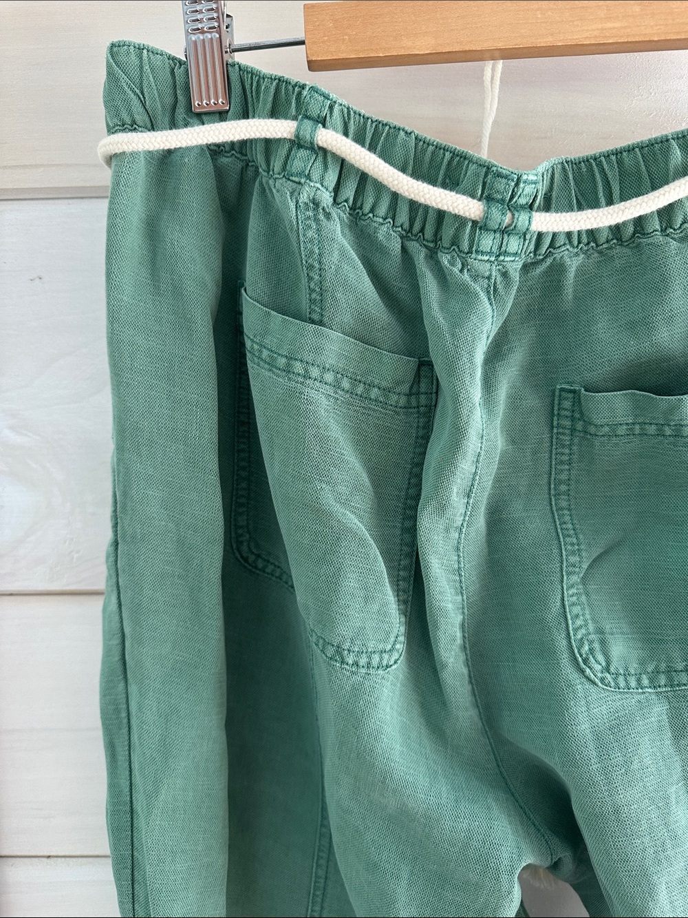 Green linen crop baggy pants with tie waist. - Picture 6 of 6